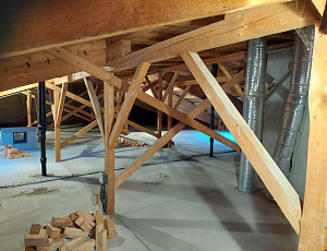 Zateplení stropu zdravotního střediska technologií foukané izolace